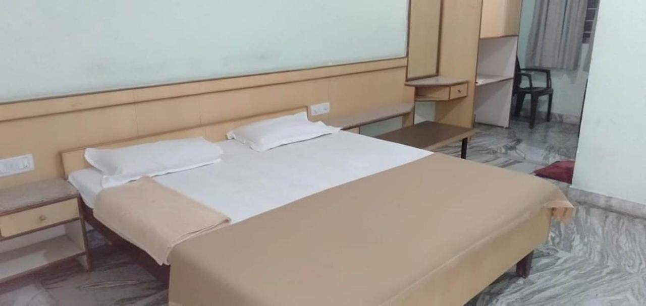 Iroomz Hoysala Residency Белларі Екстер'єр фото