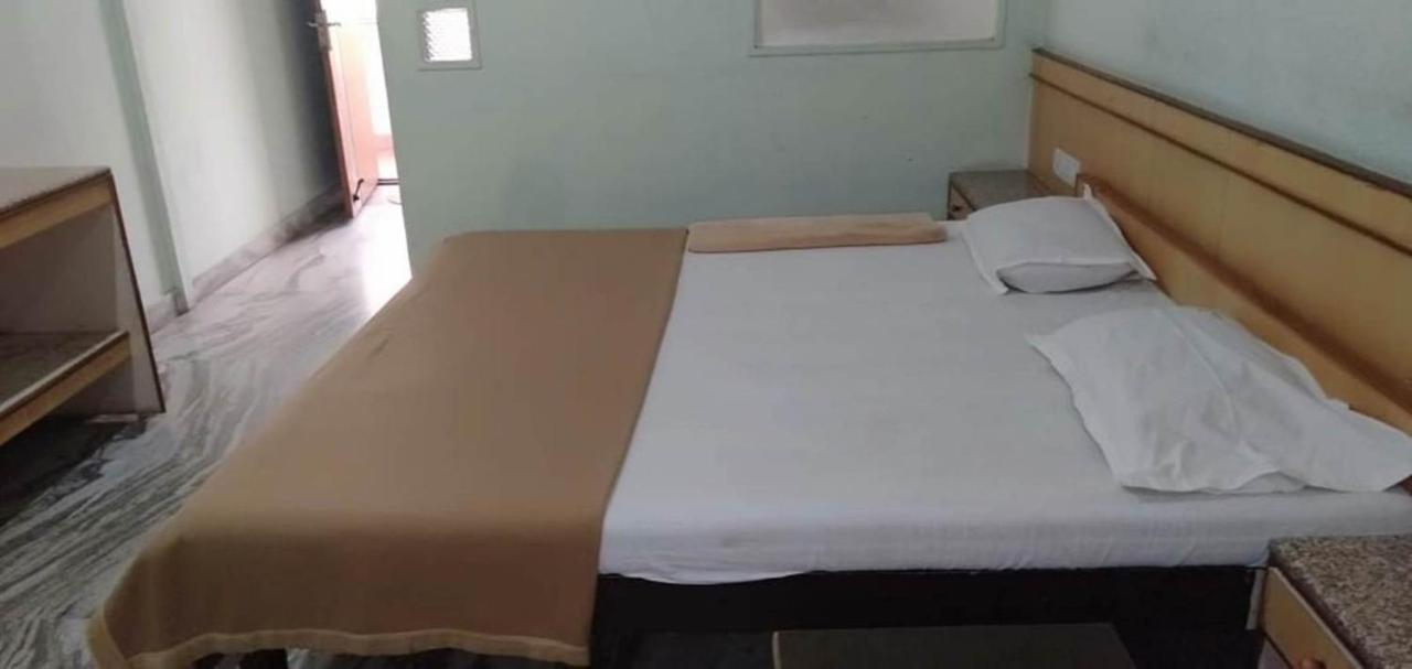 Iroomz Hoysala Residency Белларі Екстер'єр фото