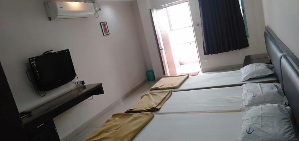Iroomz Hoysala Residency Белларі Екстер'єр фото