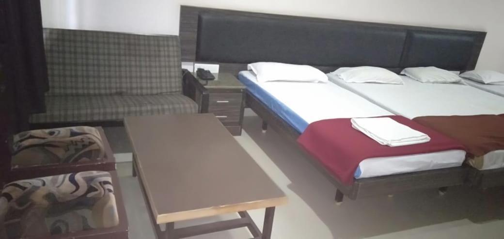 Iroomz Hoysala Residency Белларі Екстер'єр фото