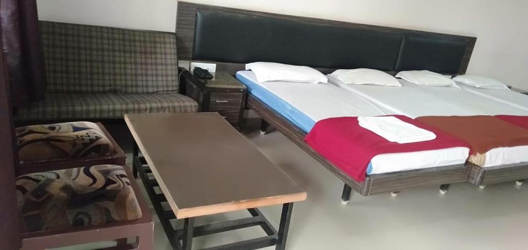 Iroomz Hoysala Residency Белларі Екстер'єр фото