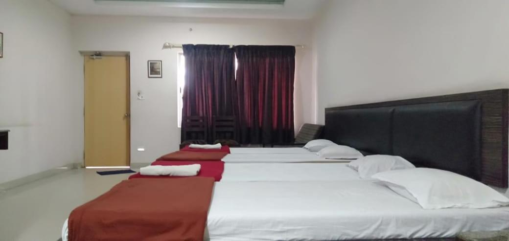 Iroomz Hoysala Residency Белларі Екстер'єр фото