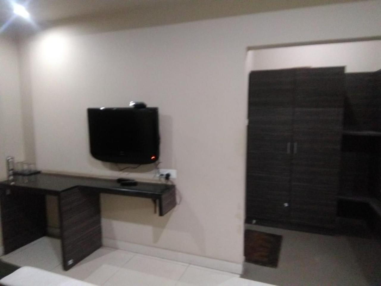 Iroomz Hoysala Residency Белларі Екстер'єр фото